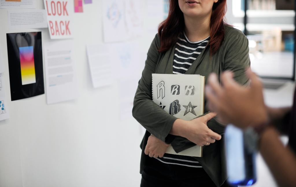 Mujer sosteniendo libro en sus brazos